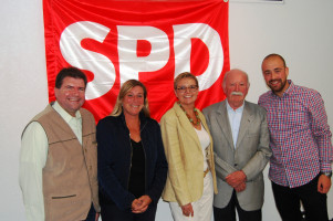 Die Kandidaten Gebhard Heßberger und Michail Fotokehagias mit Bezirksrätin Leonie Kapperer und MdB Sabine Dittmar