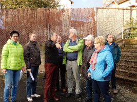 Auf dem Gelände der Schulturnhalle