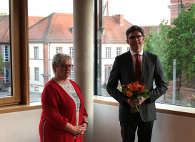 SPD Stadtverbandsvorsitzende Claudia Bensing gratuliert dem frisch gewählten Bürgermeisterkandidaten Gordon Hadler