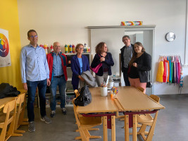 Ronja Endreß und Bürgermeisterkandidatin Kathrin Stutz-Engel beim Besuch der Grundschule Alzenau