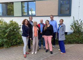 Gruppenfoto vor der Grundschule